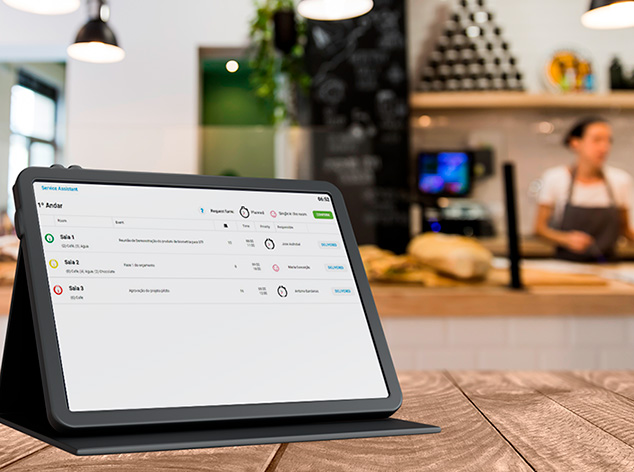 O apliativo do service assitaante instalado em uma dispositivo localizado em ua area de atendimento de pedidos.